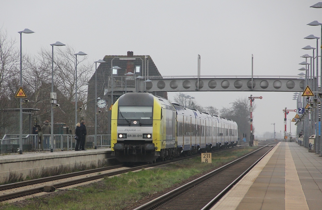 Erkundungs-Tour nach Klanxbll: ER 20-011 (223 011) mit NOB nach Westerland fhrt ein. Aufgenommen am 09.04.2012.