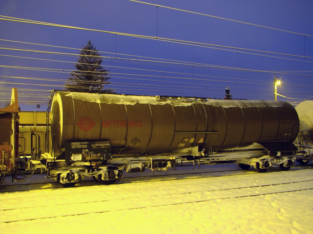 ERMEWA Kesselwagen in Bahnhof Wrgl.02.02.2010.