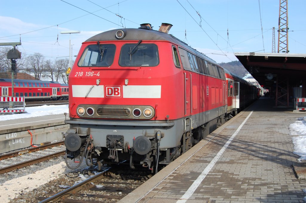 Erneutes  Jagdglck  hatte ich am 20.2.2010, dem Tag an dem eine Fototour ins Allgu anstand, denn von Ulm nach Kempten erfolgte die Fahrt in einem von 218 196-4 bespannten und aus n-Wagen gebildeten RE. Im  ersten Wagen hinter der Lok  wurde die einstndige Fahrt mit allen Sinnen genossen. Leider reichte es deswegen nicht fr ein Bild vom anderen Bahnsteig aus, aber bei dieser Lok nimmt man dies gerne hin, zumal sie wegen Lokmangels in Kempten auch in Plnen von  DB Regio Bayern  aushalf. Als Aufnahmeort wurde Ulm notiert. Im Zielbahnhof Kempten konnte die Lok dann nochmals ausfhrlich aufgenommen werden. Die Bilder werden folgen. 