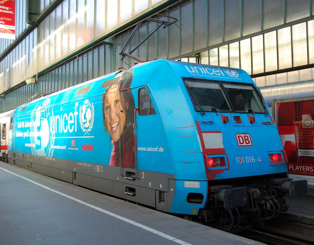 Erneutes Werbelokgl�ck hatte ich am 6.4.2010 im Stuttgarter Hbf als ich dort die schon ziemlich ramponiert aussehende 101 016-4 als schiebende Lok an einem IC aufnehmen konnte.