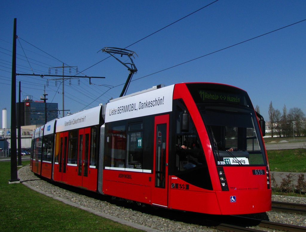  Erobert ein Berner die Zrcher Herzen?  steht auf einer Deckenwerbeflchen des Be 6/8 659 von Bernmobil, der in den letzten Tagen und Wochen Testfahrten in Zrich absolvierte. Im Passagierbetrieb bediente er dabei die Linie 11, wo ich ihn am 6.April 2010 zwischen Fernsehstudio (im Hintergrund sichtbar) und der Endhaltestelle Auzelg ablichten konnte. 