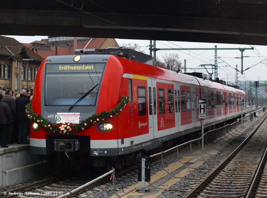 Erffnungszug auf der KBS790.1 (Herrenberg-Kirchheim/T) der S-Bahn S1 423 961 in Wendlingen/N . (12.12.2009)