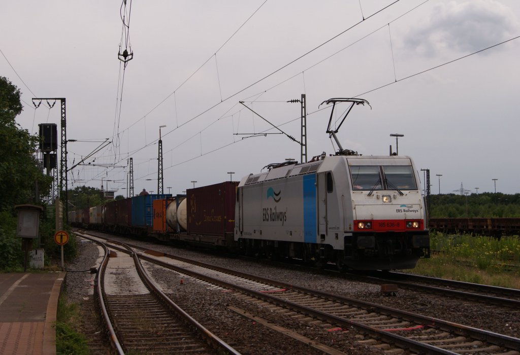 ERS 185 636-8 mit einem Containerzug in Duisburg-Bissingheim am 17.06.2011