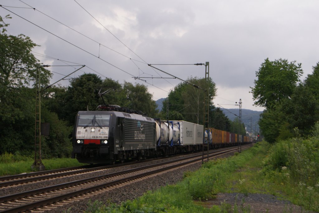 ERS ES 64 F4-208 mit einem Containerzug zwischen Bad Honnef und Unkel am 02.06.2011