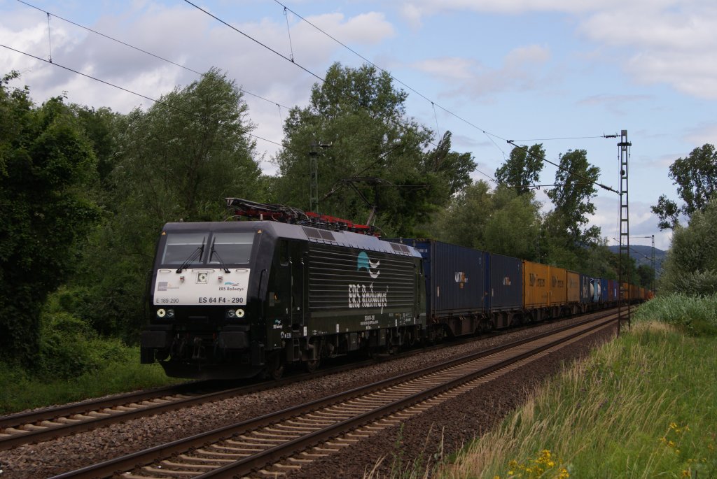 ERS ES 64 F4-290 mit einem Containerzug in Unkel am 18.06.2011