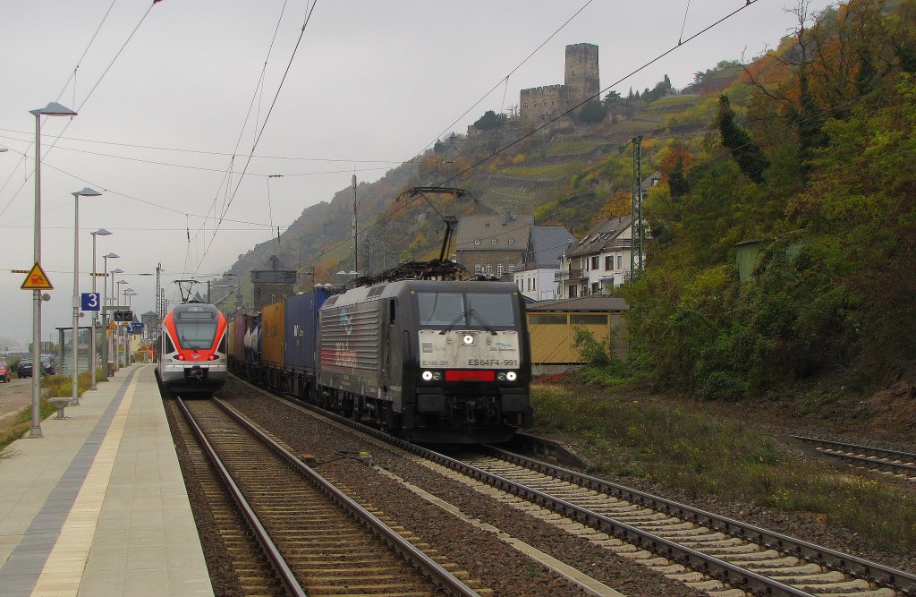 ERS ES 64 F4-991 mit einem KLV Richtung Wiesbaden, bei der Durchfahrt in Kaub; 01.11.2011