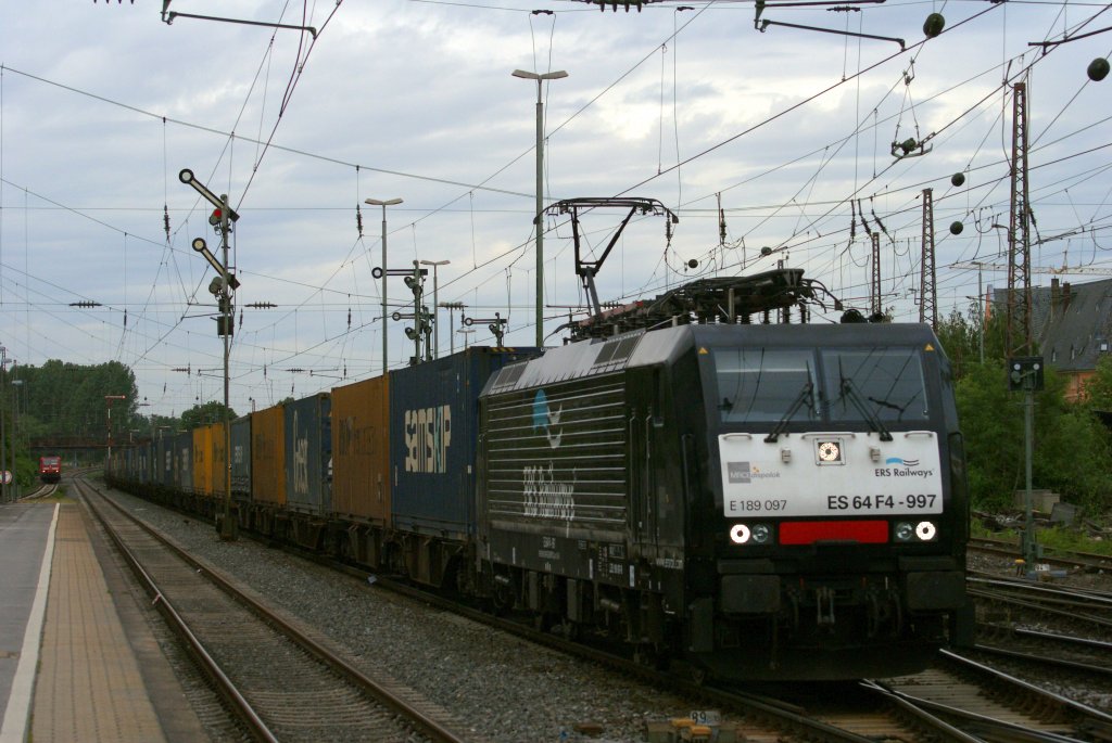 ERS ES 64 F4-997 mit einem Containerzug in Dsseldorf-Rath am 28.05.2011