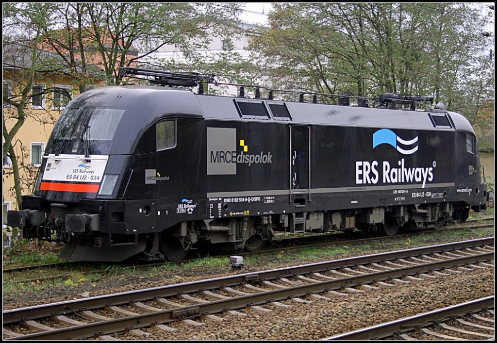 ERS ES 64 U2-034 abgestellt und wartet auf neue Aufgaben (NVR-Nummer 9180 6182 534-8 D-DISPO, angemietet von MRCE, gesichtet Berlin Kpenick 16.11.2009)