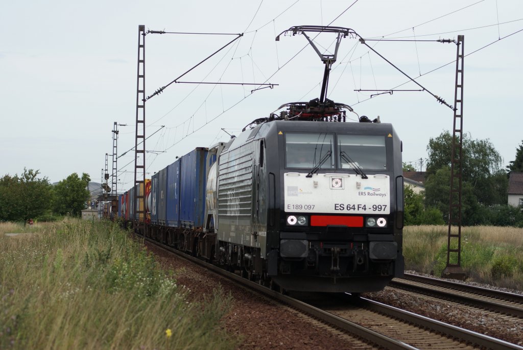 ERS Railways ES 64 F4-997 mit Containerzug in Wiesental am 22.07.09