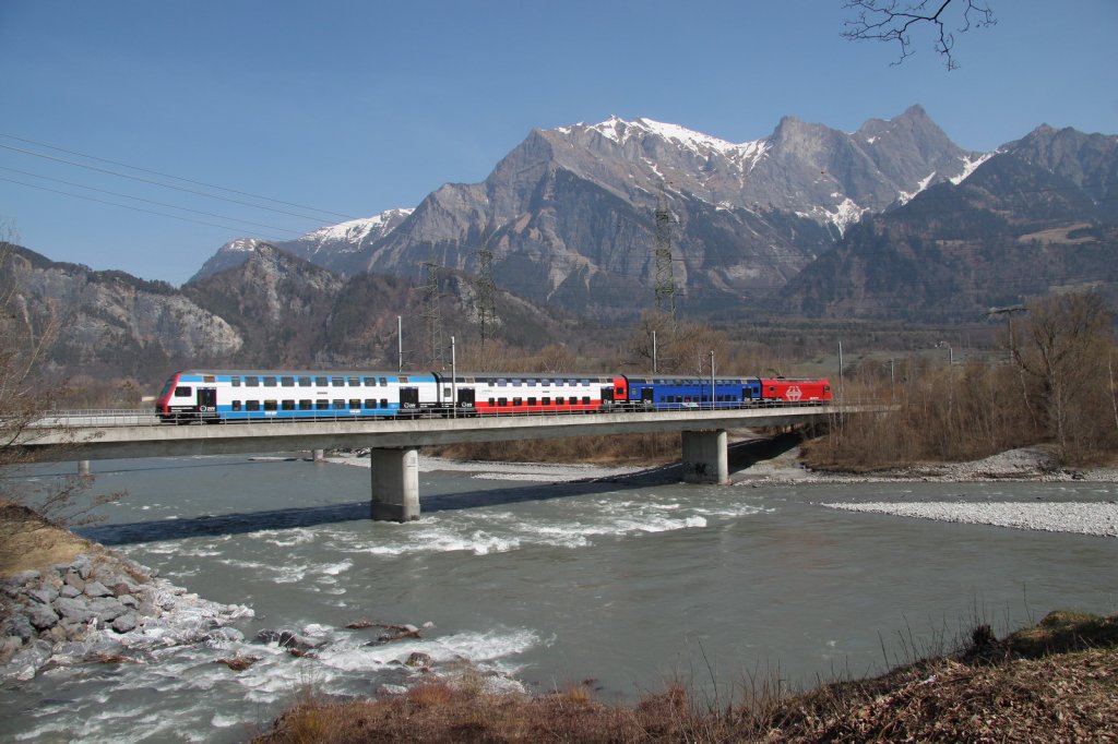 Ersatz fr NPZ 560(Modernisierung)ZVV Dosto Chur-Ziegelbrcke auf der Rheinbrcke bei Bad Ragaz.Der Zug hat brigens auf beiden Seiten jeweils eine andere Farbgebung.27.03.12 
