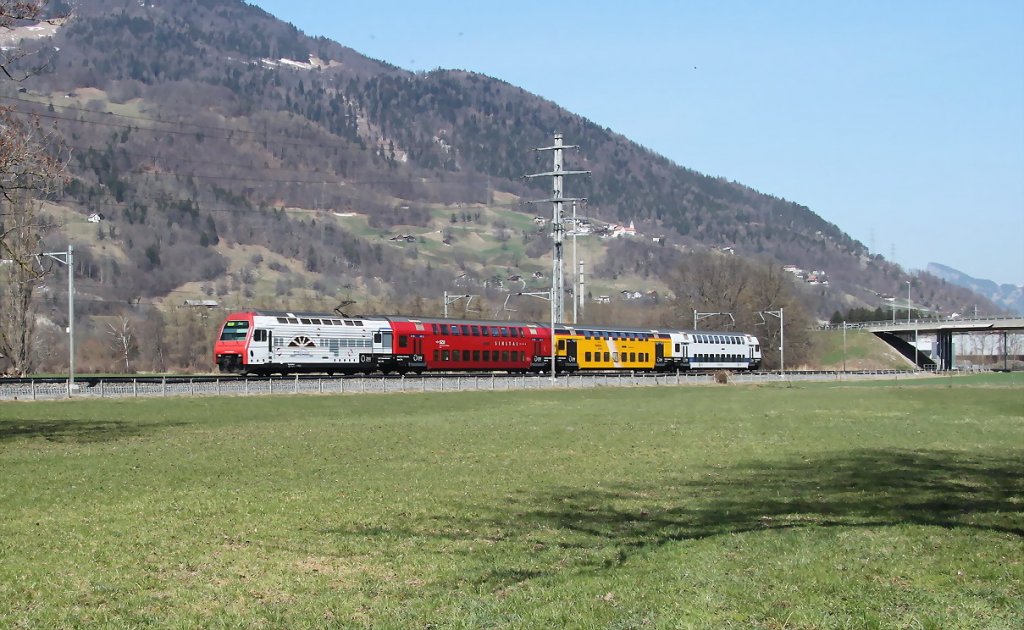 Ersatz fr NPZ 560(Modernisierung)ZVV Dosto Ziegelbrcke-Chur bei Igis.Der Zug hat brigens auf beiden Seiten jeweils eine andere Farbgebung.27.03.12 

