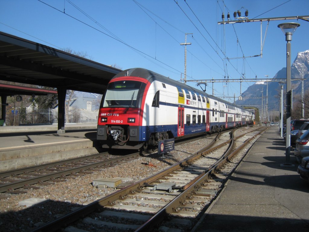 Ersatz IC 561 bei Einfahrt in Landquart. Anstelle eines IC 2000 verkehrte eine Doppeltraktion DTZ der S-Bahn Zrich. Dass diese Zge im Fernverkehr zum Einsatz kommen ist eher selten. Im Bild sind die RABe 514 032+024, 13.03.2012.