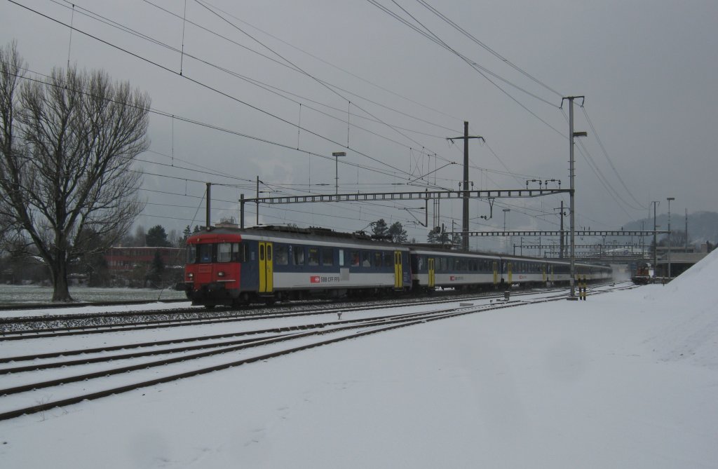Ersatz IC 569 (der Pendel verkehrte 2x Zrich-Chur und zurck) bei Durchfahrt in Weesen. Der Zug bestand aus einem Doppel RBe 540 Pendel, mit 7 EWI Zwischenwagen (5 B, 1 A, 1 AB). Der Triebwagen vorne ist der 540 057, hinten der 540 032, 02.02.2012.