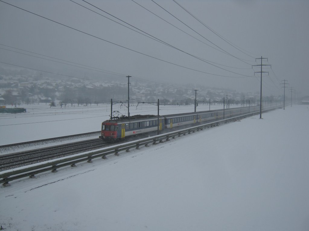 Ersatz IC 570 auf Hhe Zizers. Der Zug bestand aus einem Doppel RBe 540 Pendel, mit 7 EWI Zwischenwagen (5 B, 1 A, 1 AB). Der Triebwagen vorne ist der 540 032, hinten der 540 057, 02.02.2012.