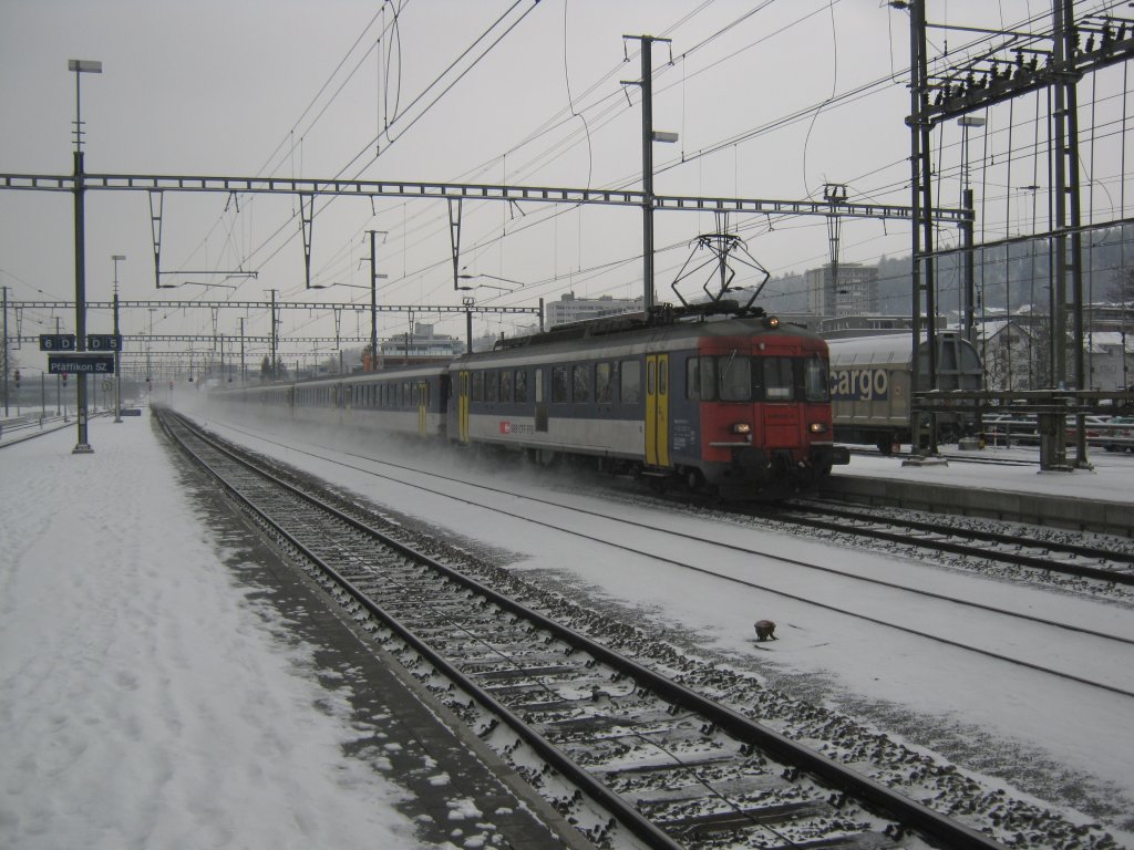Ersatz IC 576 bei Durchfahrt in Pfffikon SZ. Der Zug bestand aus einem Doppel RBe 540 Pendel, mit 7 EWI Zwischenwagen (5 B, 1 A, 1 AB). Der Triebwagen vorne ist der 540 032, hinten der 540 057, 02.02.2012.