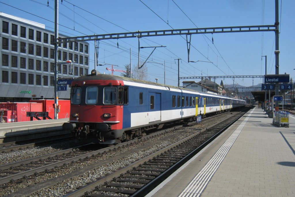 Ersatz IC 576 bei Durchfahrt in Liestal. Als Ersatzzug diente ein S-Bahn Zrich Einschalt-Pendel, bestehend aus einem BDt EWII, 50 85 82-33 939-8, 5 B EWI NPZ, AB EWII NPZ, 2 A EWI NPZ und der Re 4/4 II 11206, 21.03.2012. 