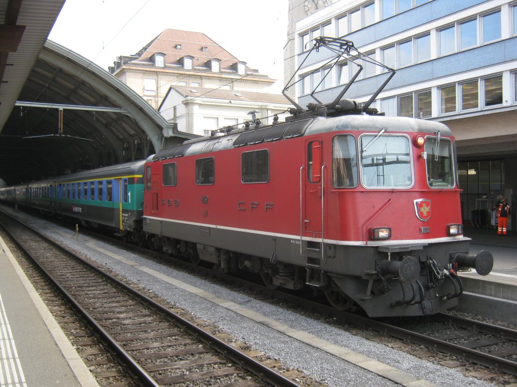 Ersatz IC 722 in St. Gallen. Statt eines IC 2000 verkehrte zwischen St. Gallen und Zrich HB der EW I/II Dispo Pendel von Zrich mit der Re 4/4 II 11152, 21.10.2011.