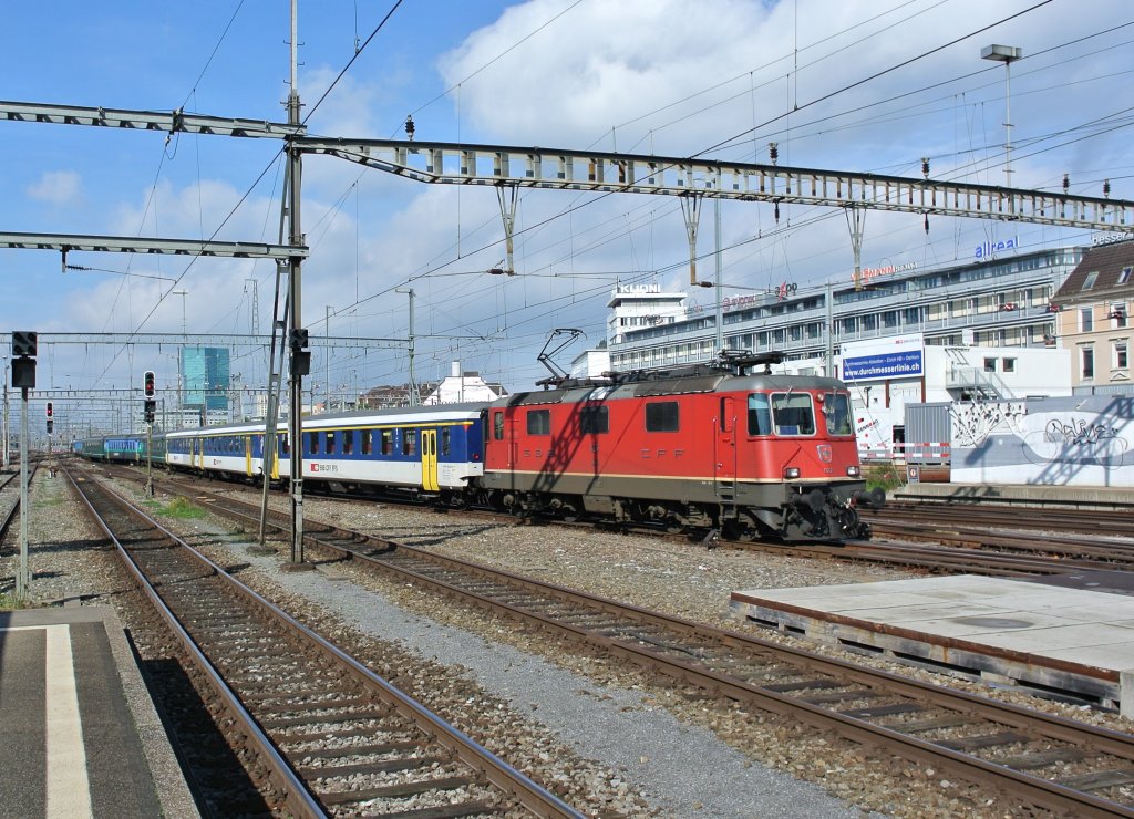 Ersatz ICE 72 beim Rangieren in Zrich HB. Im Bild ist die Re 4/4 II 11217 an derSpitze des Dispo Basel. Das spezielle an diesem Zug ist, dass die drei 1. Wagen durch EW I NPZ Regio-Wagen ersetzt sind, 05.10.2012.