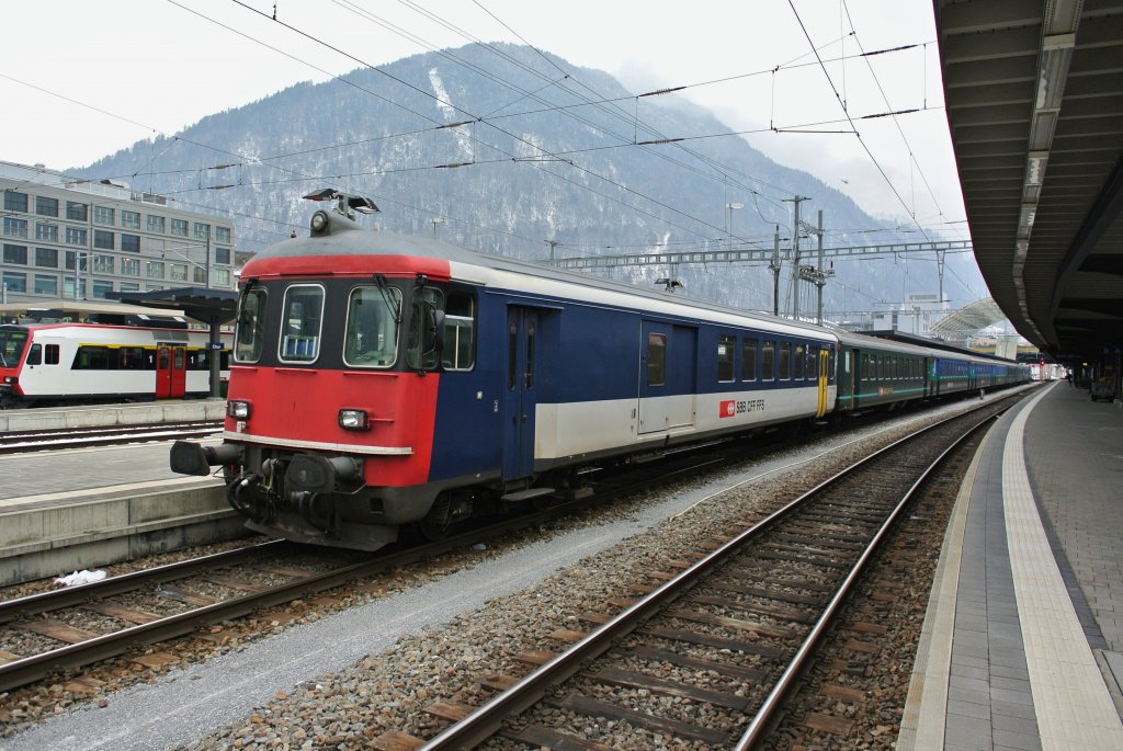 Ersatz IR 1782 in Chur. Anstelle des EWIV Pendels verkehrte heute der Reservependel von Olten. An der Spitze ist der BDt EWI 50 85 82-33 984-4, hinten die Re 4/4 II 11130. Dahinter sind noch zwei Bpm51 angehngt, welche fr Gruppen reserviert sind, 25.01.2013.
