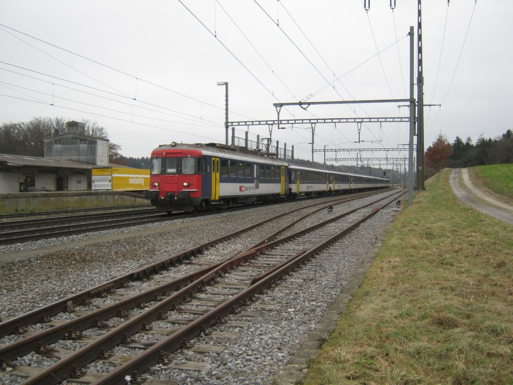 Ersatz IR 2020, bestehend aus einem Doppel RBe 540 Pendel mit 7 EWI NPZ Zwischenwagen, 5B, 1 AB und 1 A bei Durchfahrt in Hindelbank. Vorne im Bild ist der RBe 540 043, hinten der 540 063, 19.01.2012.