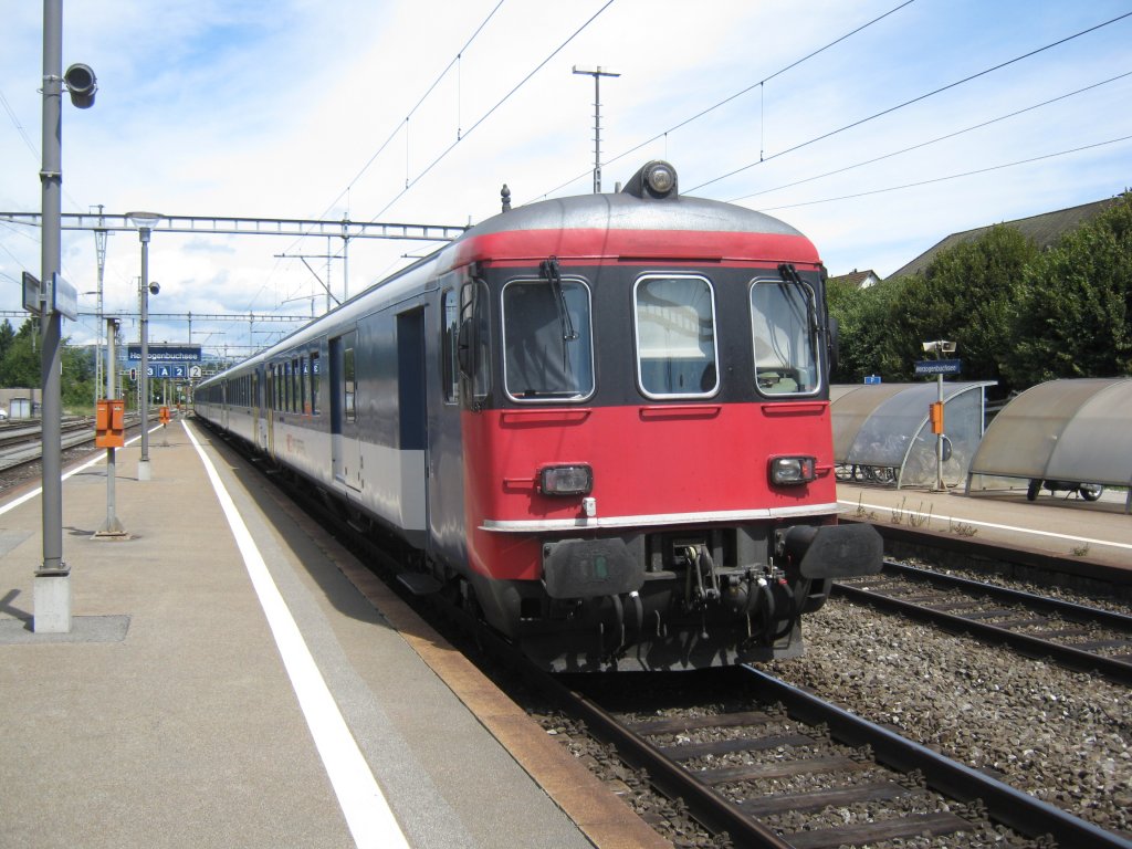 Ersatz IR 2025 bei Ausfahrt in Herzogenbuchsee: 6-teilige EWI NPZ Komposition (mit Re 4/4 II 11118), 13.08.2011. 