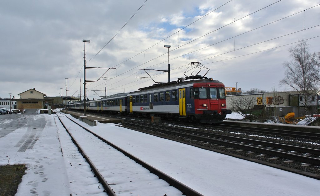 Ersatz IR 2116 (Zrich-Biel) bei Durchfahrt in Bellach. Der Ersatzzug bestand aus einem Doppel RBe Pendel, zuvorderst der RBe 540 007-2, 22.01.2013.