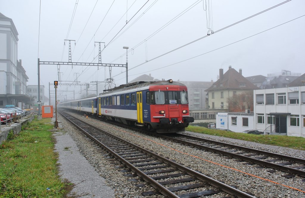 Ersatz IR 2120 bei Durchfahrt in Solothurn West. Anstelle des EWIV Pendels verkehrt diese Woche zwischen Zrich-Biel-Zrich als 2120/2125 ein 8-teiliger RBe Doppel Pendel. Im Bild ist der RBe 540 018-9 an der Spitze, 15.11.2012.

