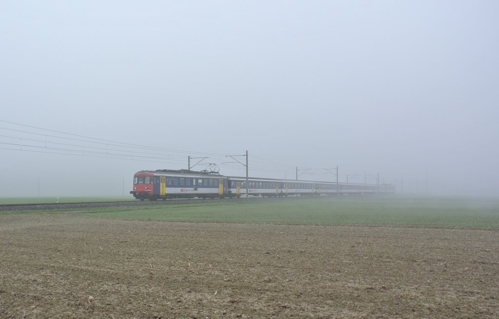 Ersatz IR 2125 zwischen Deitingen und Wagen an der Aare. Anstelle des EWIV Pendels verkehrt diese Woche zwischen Zrich-Biel-Zrich als 2120/2125 ein 8-teiliger RBe Doppel Pendel. Im Bild ist der RBe 540 034-6 an der Spitze, 15.11.2012.