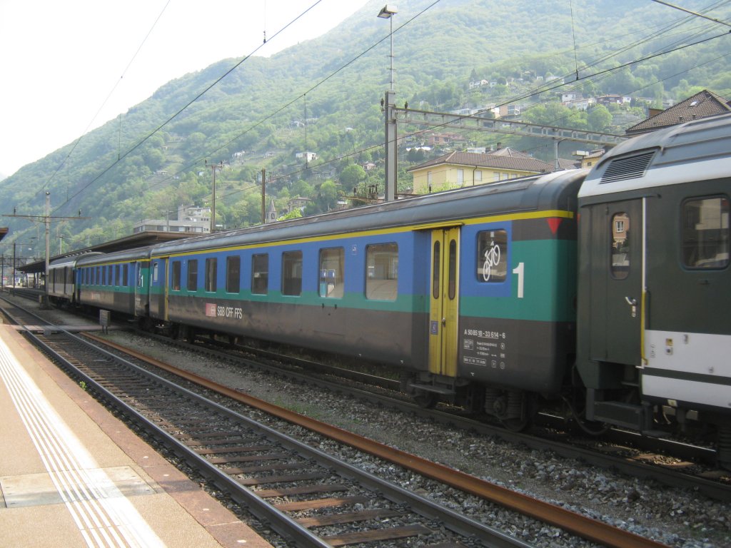 Ersatz IR 2263, anstelle eines ICN: 1. Klasse: A(NL) EWII 50 85 18-33 614-6, A(NL) EWI 50 85 18-33 528-8 und ein D ex. SNCF, Bellinzona,  21.04.2011. 