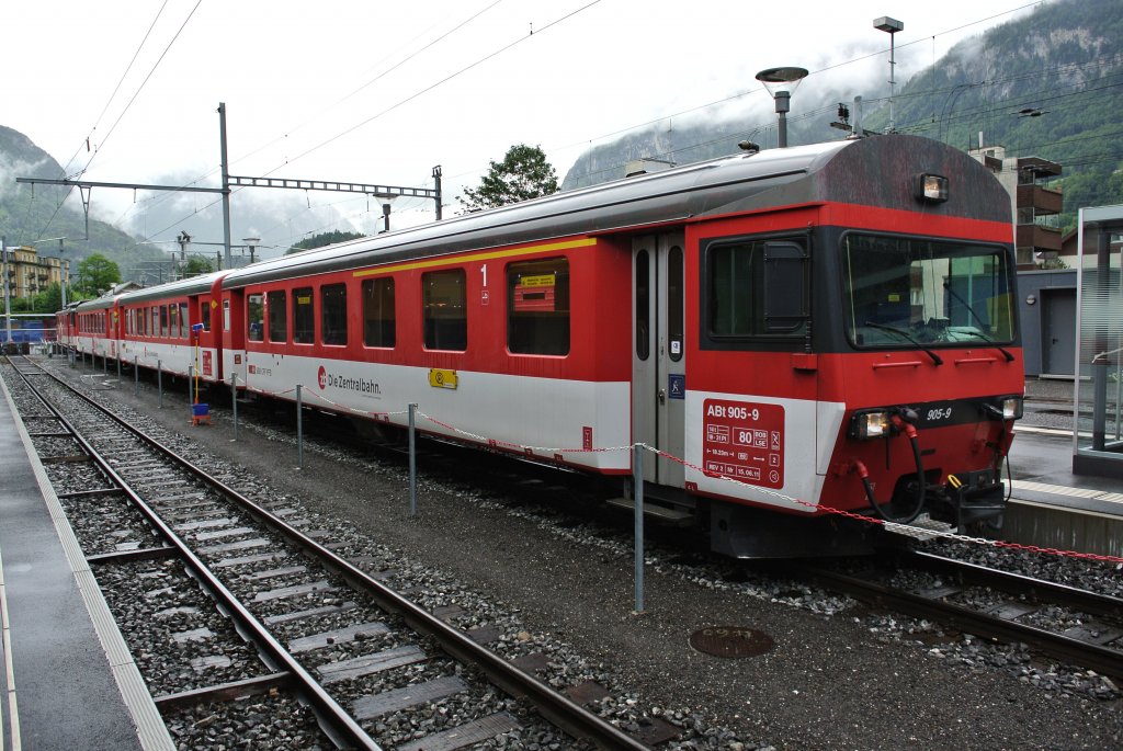 Ersatz R 7470 in Meiringen. Anstelle eines  Spatz  Triebzuges verkehrte zu meiner Freude ein Ersatz Pendel bestehend aus der De 110 002-3 (ex. SBB Brnig), 2 B und ABt 905-9, 13.06.2012.