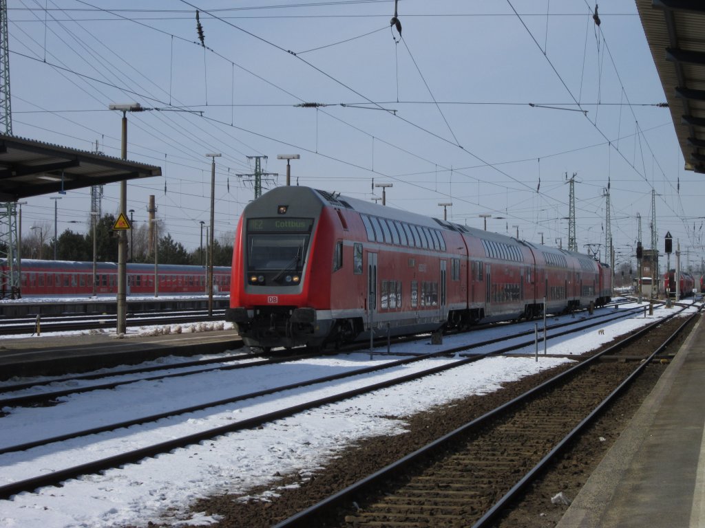 Ersatz-RE 2 von Wittenberge fhrt am 25.03.13 in Cottbus ein. Bis alle ODEG-Kiss abgeliefert sind, fahren teilweise zurzeit Zge der DB nach Cottbus.
