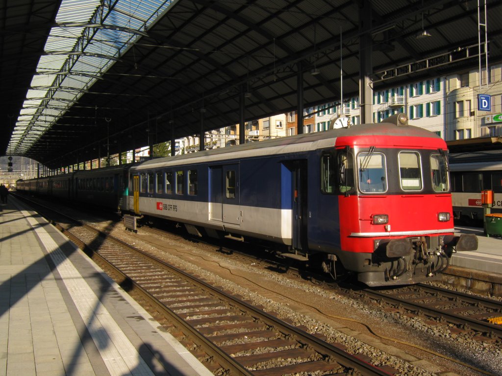 Ersatz RE 3226, bestehend aus einem 8-teiligem EWI/II Pendel und der Re 4/4 II 11209. Dies ist der Reserve Pendel von Bern. Olten, 26.12.2011.