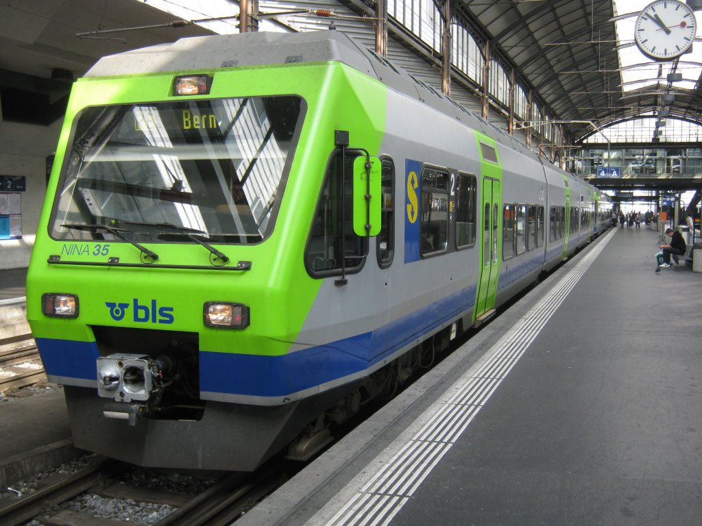 Ersatz RE 3322 in Luzern. Anstelle des EWIII Pendels verkehrte eine Doppeltraktion NINA, Nr. 35+32, 22.09.2011.