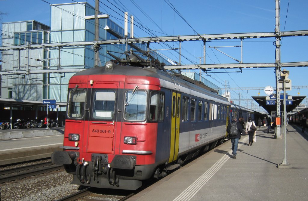 Ersatz RE 3729 in Aarau. Anstelle eines DPZ verkehrte ein Doppel RBe Pendel mit 6 EWI Zwischenwagen. Vorne im Bild ist der RBe 540 061-9, hinten der RBe 540 053-6, 29.02.2012. 