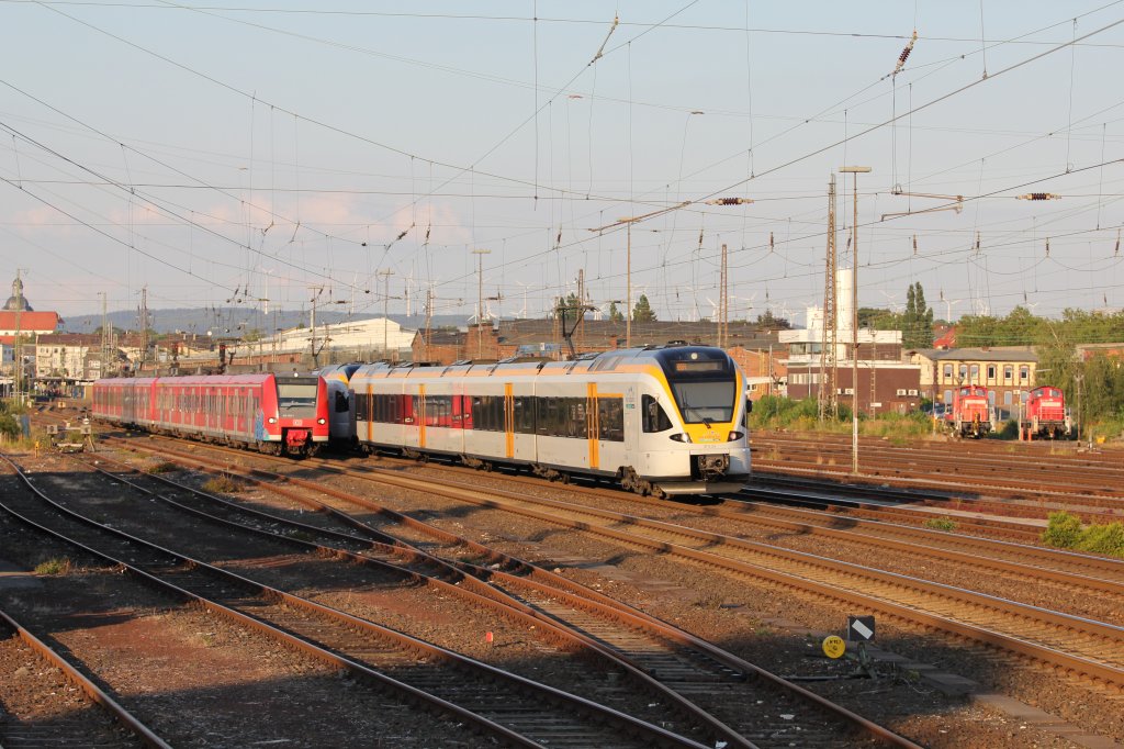 Ersatz RE1 Paderborn- Aachen als doppelter 425 statt der 6 Dostos mit 146. Hier auf Begegnung mit der ebenfalls doppelten Eurobahn nach nach Kassel Wilhelmshhe. Hier am Sontag Abend des 12.8.2012.