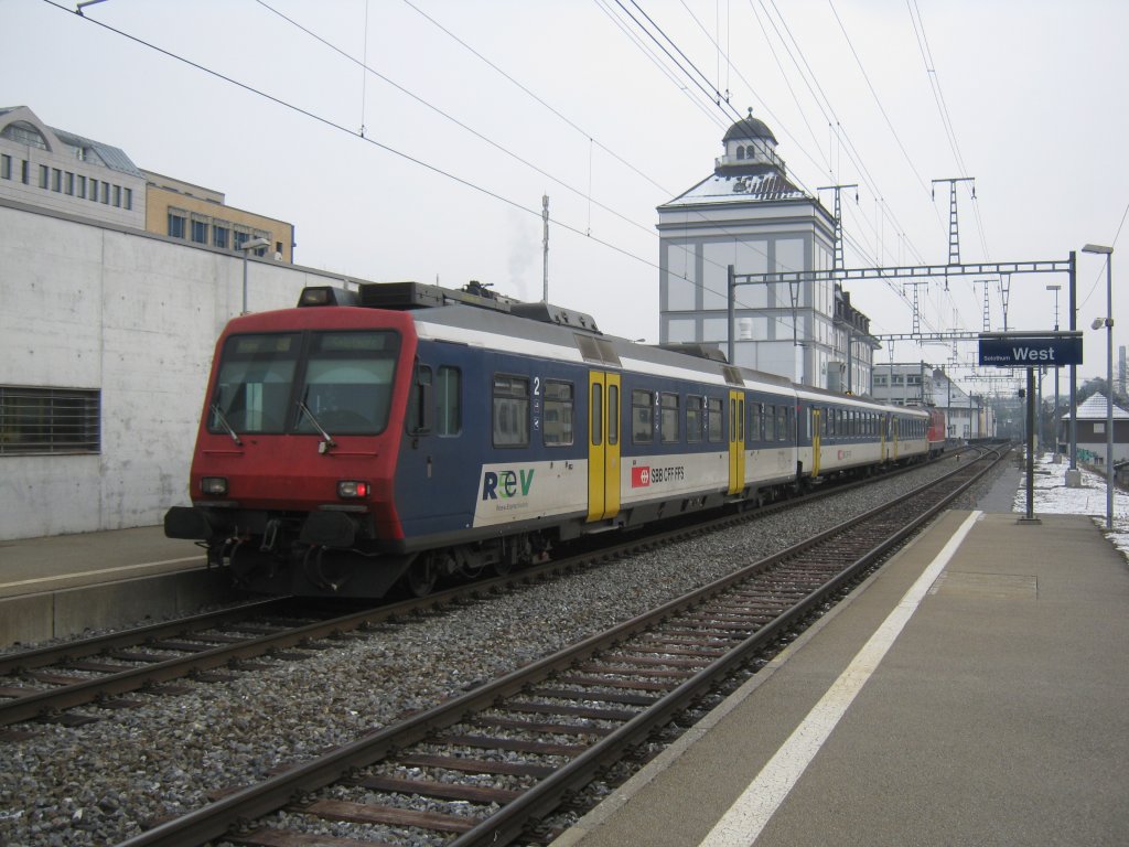 Ersatz Regio 7153 bestehend aus einem NPZ mit einer Re 4/4 II, 11139, statt einem RBDe. Am Zugschluss war ist ein NPZ Bt mit dem REV-Logo, Solothurn West, 09.02.2012.