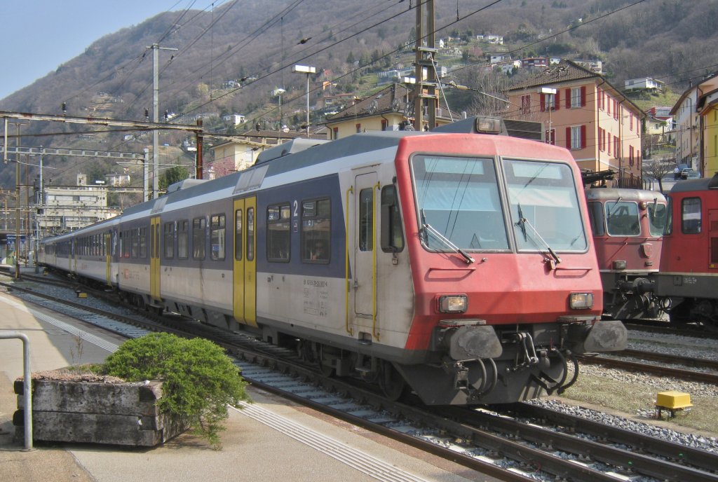 Ersatz S10 25143, bestehend aus einem 5-teiligem NPZ, bei Ausfahrt in Bellinzona. Aufgrund einer kurzfristigen technischen berprfung der 4-teiligen FLIRT-Zge, mussten div. S-Bahnen ersetzt werden, 16.03.2012.