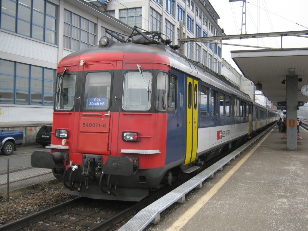 Ersatz S24 20452 mit doppel RBe 540 Pendel (540 071 und 540 045, andere Seite) im Bahnhof Horgen Oberdorf, 15.02.2011.
