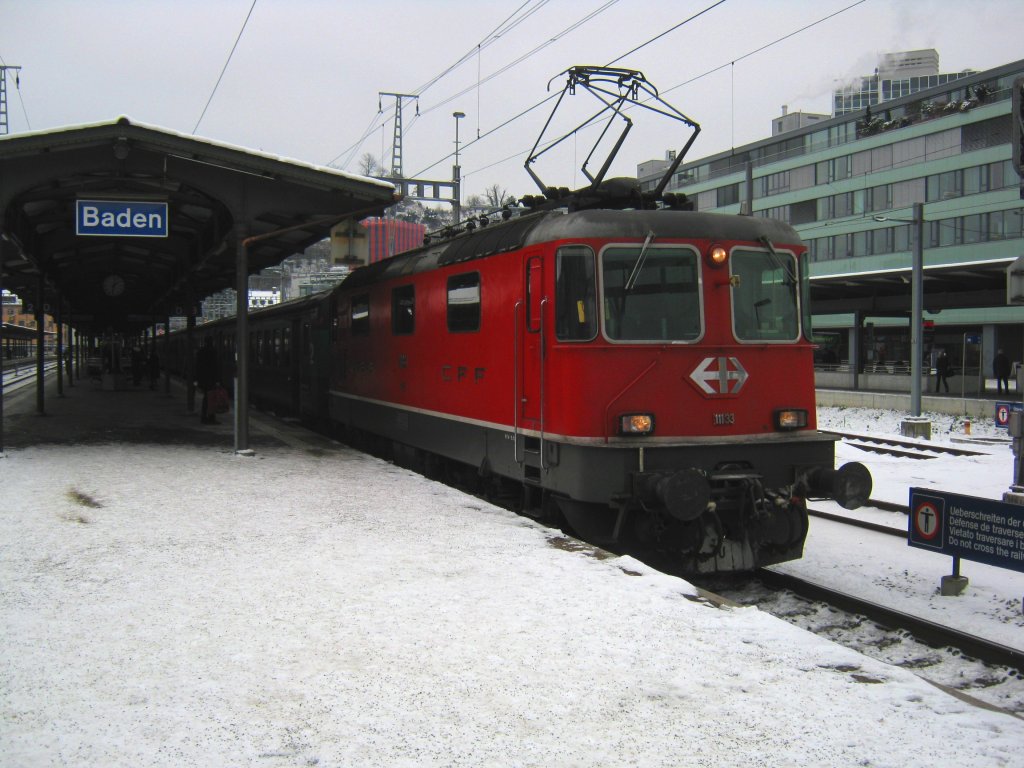 Ersatzkomposition als IR 2074 mit Re 4/4 II 11133 und Re 4/4 II 11134 (Zugschluss) in Baden, 03.12.2010.