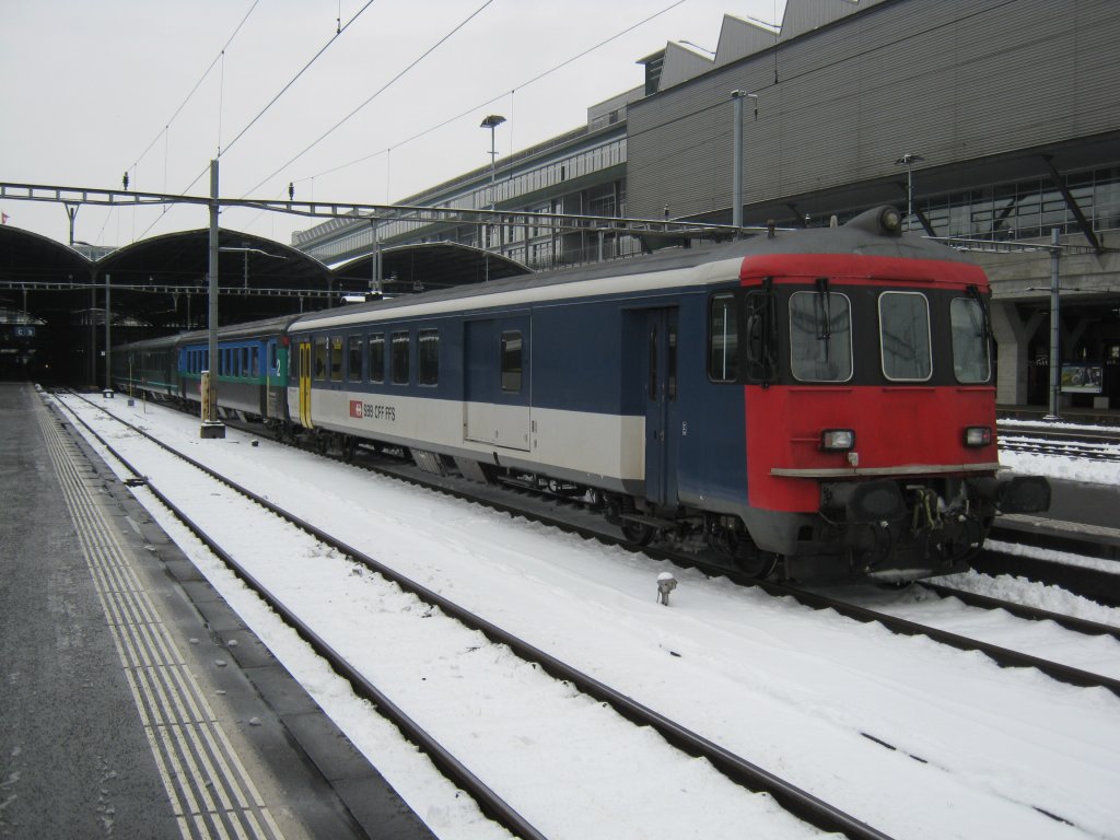 Ersatzkomposition als IR 2465 im Bahnhof Luzern, 02.12.2010.