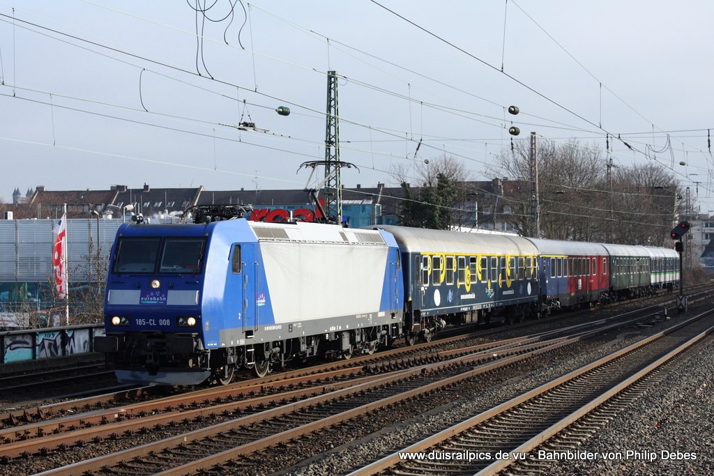 Ersatzverkehr RE13: 185 CL-008 fhrt am 6. Februar 2010 um 10:55 Uhr mit dem RE13 durch Dsseldorf Bilk