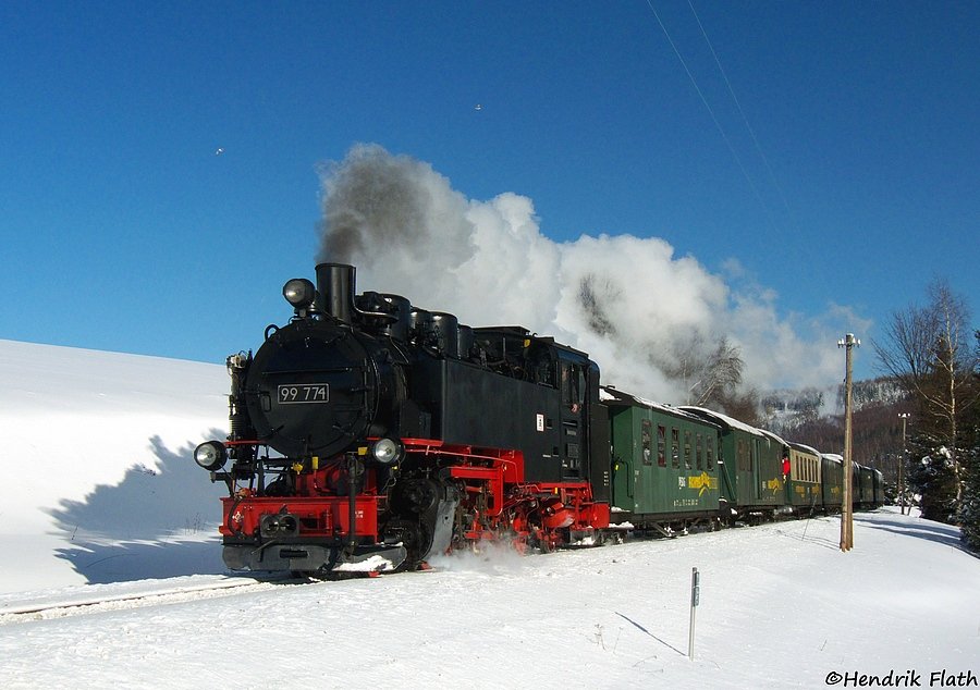 Ersatzweise ist 99 771, hier als 99 774 getarnt, auf der Fichtelbergbahn unterwegs. Am Vormittag des 31.01.2010 ist die Maschine mit SDG 1003 nahe Hammerunterwiesenthal unterwegs.