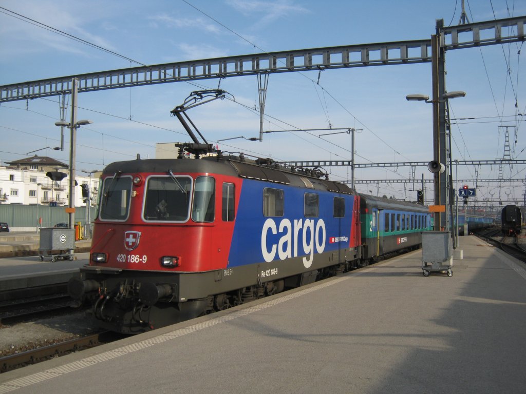 Ersatzzug als RE 2956 bei Ausfahrt in Biel. Dieser Zug wurde mit einem EW I/II Pendel gefhrt, ausnahmsweise war eine Cargo Lok, Re 420 186, im Einsatz, 12.02.2011.