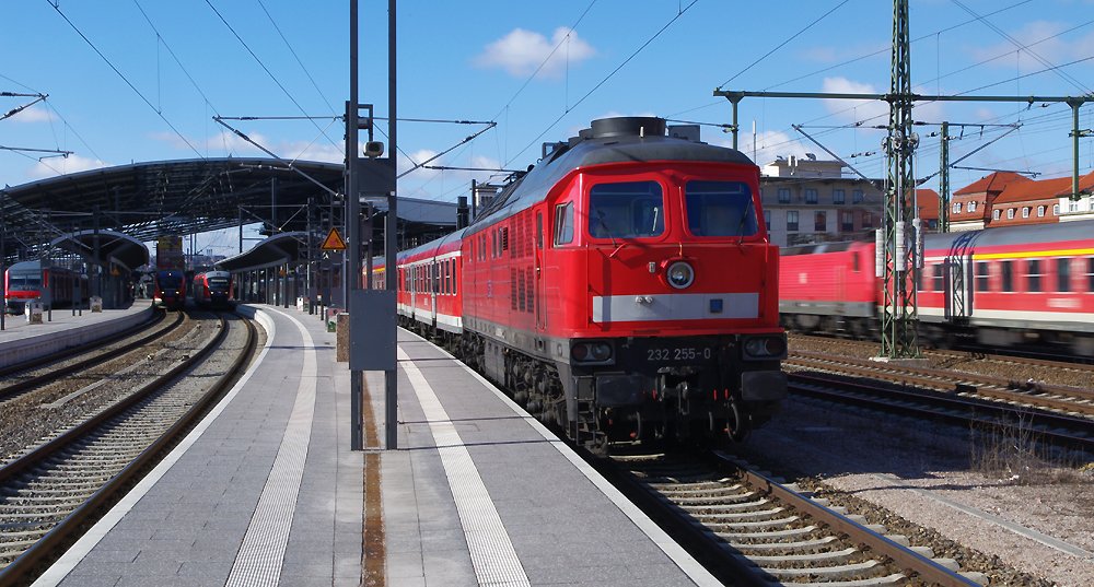 Ersatzzug RE nach Altenburg, aufgenommen Anfang April 2010 am Hauptbahnhof Erfurt.