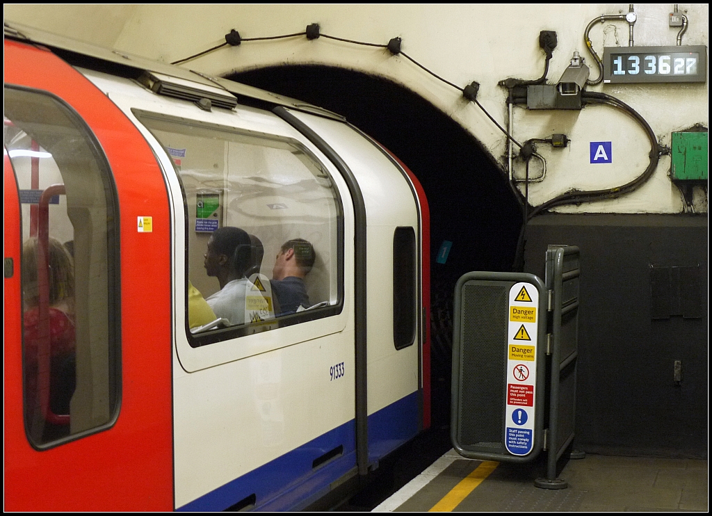Erschpft: in Londons Straen betrug die Temperatur ca. 30 Grad - in den schlecht belfteten Waggons der U-Bahn wahrscheinlich mehr...  Notting Hill Gate ,  15.7.2013
