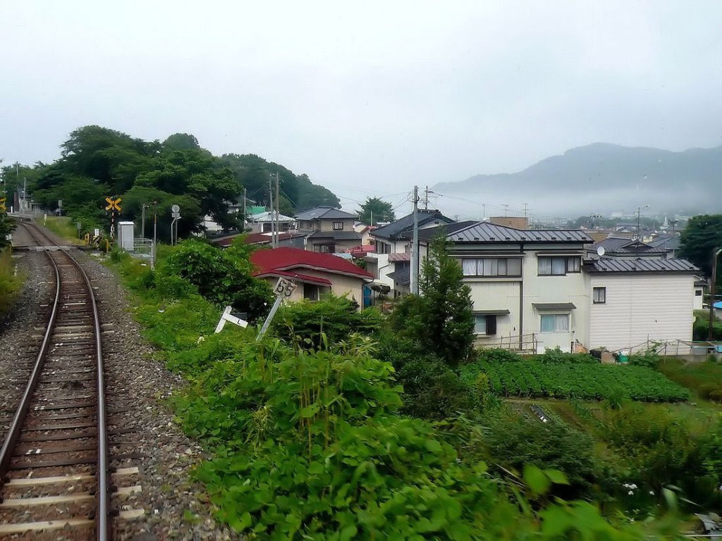 Erschttert und in tiefer Trauer ist den wohl ber zehntausend verschollener Menschen zu gedenken alleine entlang der Kstenlinie von Nordost-Japan. Zwischen Kamaishi und Miyako, 9.Juli 2010. Blick auf die aufsteigenden Nebel ber dem Meer, das so schreckliches Unheil gebracht hat. 