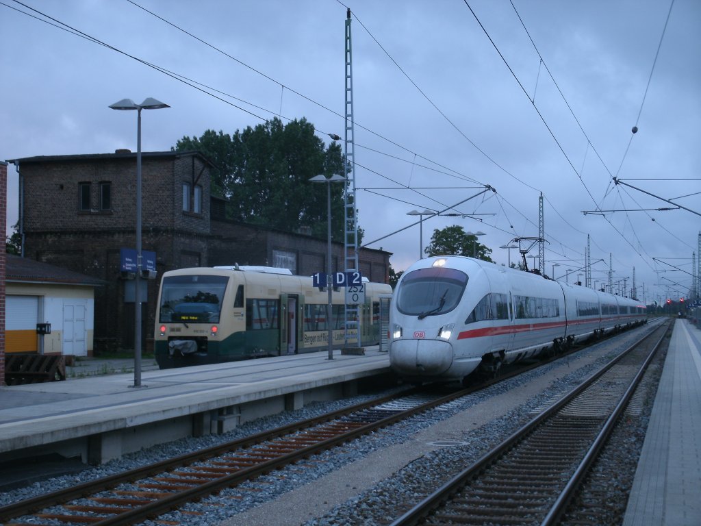 Erst ab den 25.Mai 2012 bis 05.Oktober 2012 wird es jeden Freitagabend in Bergen/Rgen wieder zum Treffen von ICE und PRESS VT650 032 kommen.Bereits in der Dmmerung traffen sich am 15.Juli 2011 ICE 411 019 und der PRESS VT650 032.