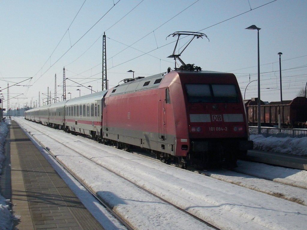 Erst ab Rostock bernahm 101 084,am 20.Februar 2010,als Zuglok den IC 2377 Binz-Frankfurt/Main.Als der IC in Bergen/Rgen hielt war 101 084 noch Schlulok.