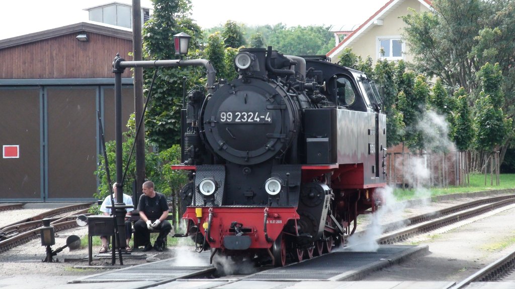 Erst einmal in Ruhe Wasser fassen. Die 99 2324-4 am Bahnhof Khlungsborn-West am 04.08.2009.
