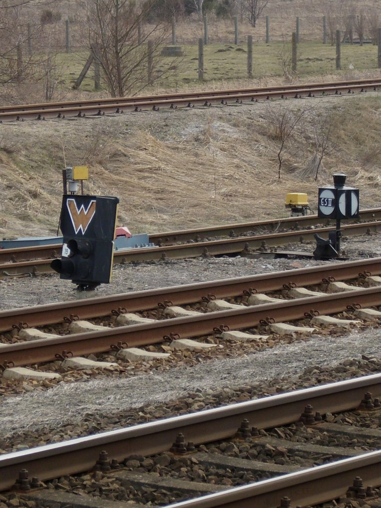 Erst mu� die Gleissperre abgelegt werden,erst dann darf der Weichenw�rter,vom nahgelegenden Stellwerk W1 in Bergen/R�gen,das Zwergw�rtersignal bedienen,so wurde es mir als Lehrling damals beigebracht.